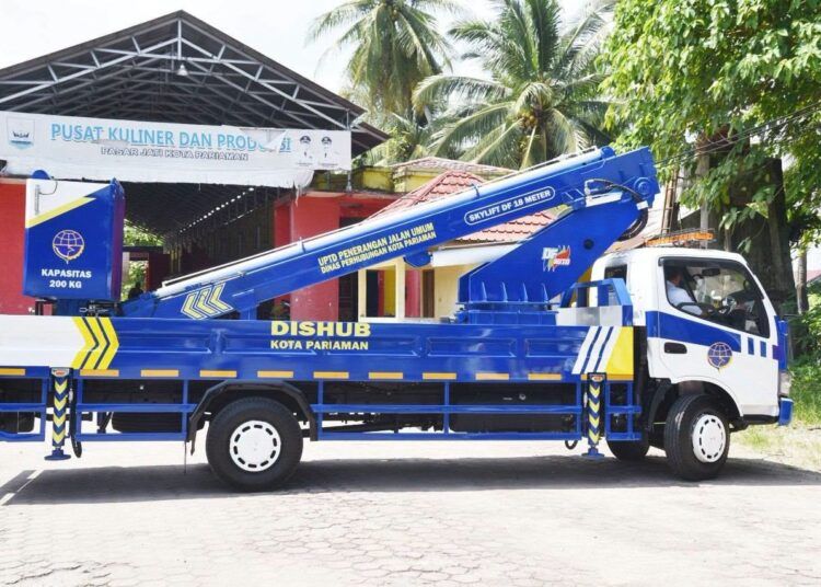 Wali Kota Pariaman Yota Balad mencoba mobil skylift baru milik Dishub Kota Pariaman saat serah terima kendaraan.