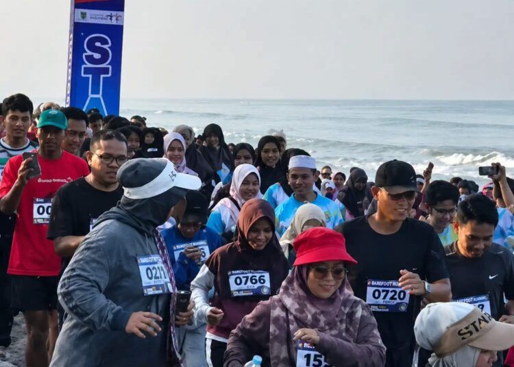 Acara Barefoot Running Padang Pariaman 2026 di Pantai Katapiang, Kecamatan Batang Anai, Sabtu (1/8/2026).