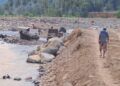 Batu Pelindung Tanggul Sungai di Padang Diambil, Warga Khawatirkan Dampak Bencana