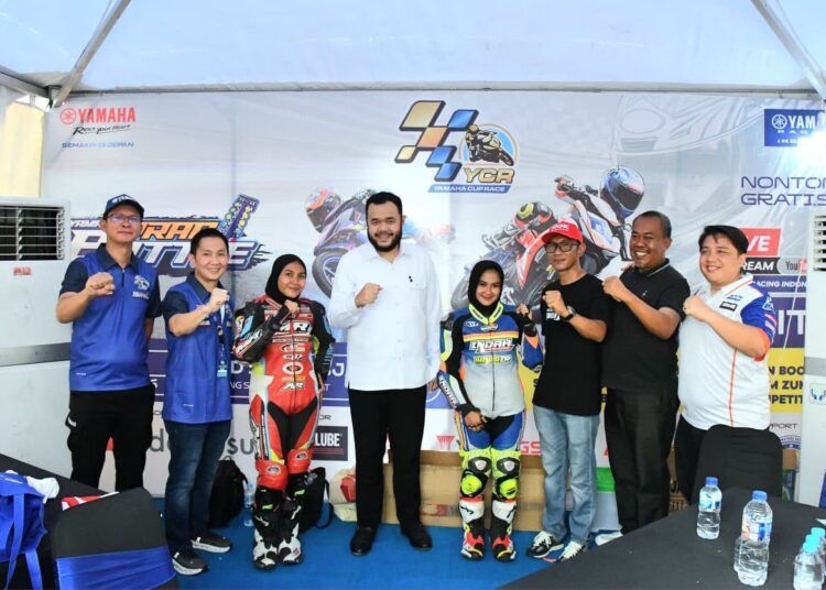 Wali Kota Padang, Fadly Amran, berfoto bersama pembalap dan panitia Yamaha Cup Race Seri II Tahun 2026 di Sirkuit Nonpermanen Lanud Sutan Sjahrir Padang pada Minggu (2/8/2026). Foto: Pemko Padang