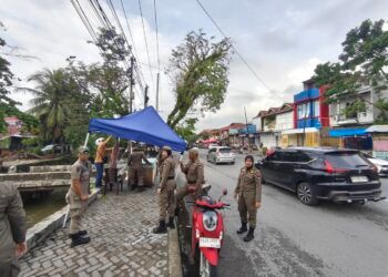 Ditinggal Usai Berjualan, Lapak PKL di Padang Dibongkar Petugas