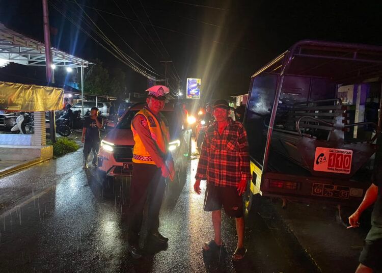 Polisi melakukan olah tempat kejadian perkara (TKP) kecelakaan yang melibatkan dump truck dan minibus Daihatsu Gran Max di Simpang Ketaping, Nagari Ketaping, Kecamatan Batang Anai, Kabupaten Padang Pariaman, Minggu (2/8/2026) malam. Foto: Polres Padang Pariaman