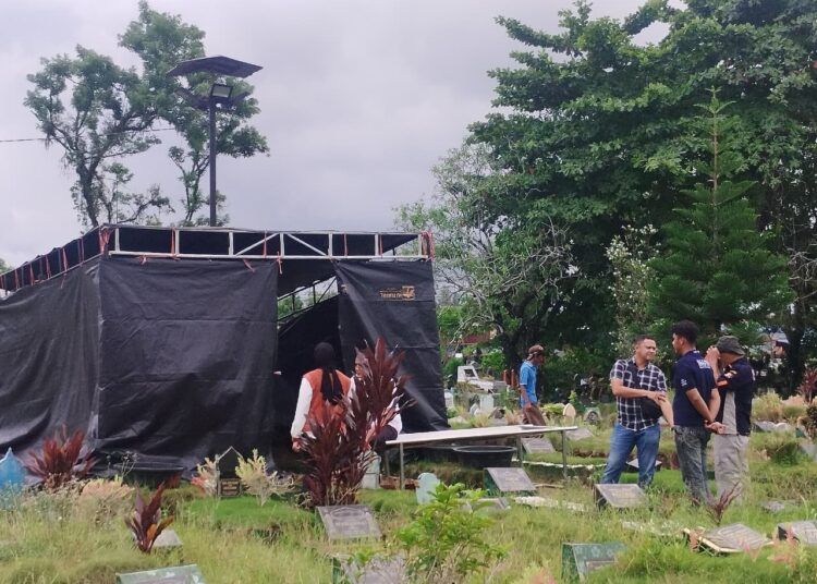 Polisi melakukan ekshumasi makam NH (10), siswi SD Negeri 33 Rawang, Kecamatan Padang Selatan, Kota Padang, Sumatera Barat, pada Senin (3/8/2026). Foto: Qadri/Sumbarkita