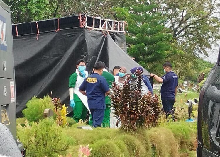 Pelaksanaan ekshumasi makam NH (10), siswi SD Negeri 33 Rawang, Kecamatan Padang Selatan, Kota Padang, Sumatera Barat, yang diduga korban perundungan, tetap berlangsung meski diguyur hujan, Senin (3/8/2026). Foto: Qadri/Sumbarkita