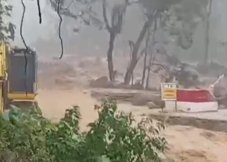 Air sungai meluap di Kampung Guo, Kelurahan Gunung Sarik, Kecamatan Kuranji, Kota Padang, Sumatera Barat pada Senin (3/8/2026) siang.