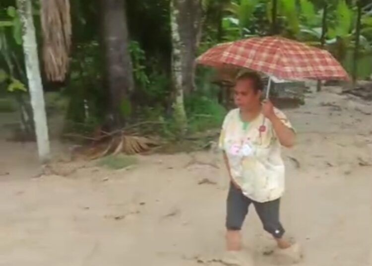 Hujan deras dengan intensitas tinggi memicu luapan Sungai Batang Tumayo di Nagari Sungai Batang, Kecamatan Tanjung Raya, Kabupaten Agam, Sumatera Barat, pada Senin (3/8/2026) siang.