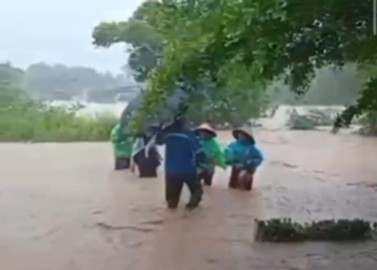Kawasan Bandar Lurus, Kelurahan Air Pacah, Kecamatan Koto Tangah, Kota Padang, Sumatera Barat, dilanda banjir pada Senin (3/8/2026) siang setelah hujan deras mengguyur wilayah tersebut. Foto: Tangkapan layar media sosial
