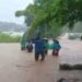 Video: Detik-Detik Warga Jalan Kaki Lintasi Banjir di Padang