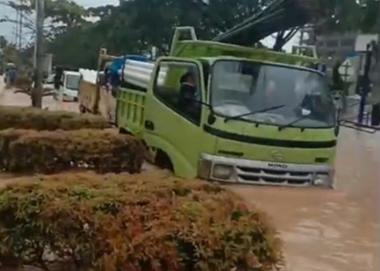 Banjir di depan RS Baiturrahmah di Jalan By Pass, Padang, Senin (3/8).