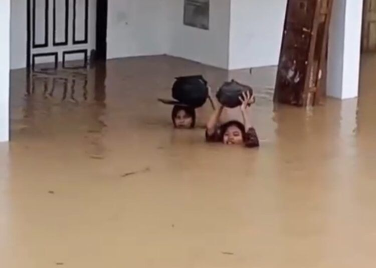 Penampakan banjir di Panti Asuhan Puti Bungsu di kawasan Dadok Tunggul Hitam, Kecamatan Koto Tangah, Kota Padang pada Senin (3/8).