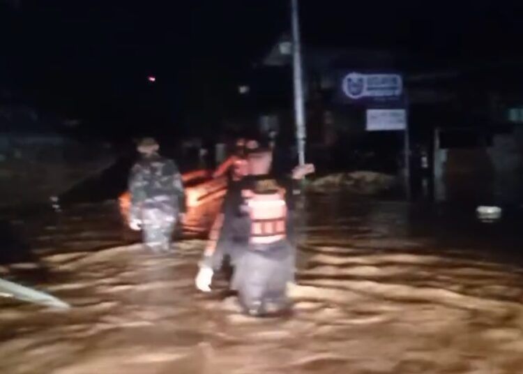 Tim gabungan mengevakuasi warga yang terjebak banjir di salah satu kawasan terdampak di Kota Padang, Senin (3/8/2026)