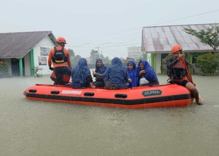Tim SAR mengevakuasi warga yang terjebak banjir di Padang pada Senin (3/8/2026) sore. Foto: Basarnas Padang