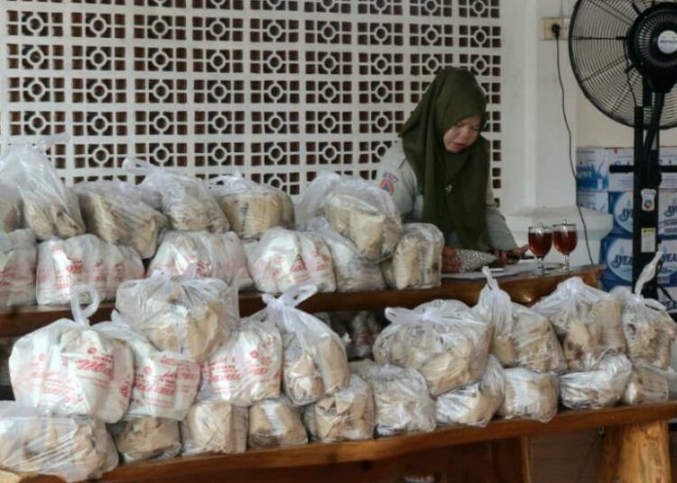 Pemerintah Kota (Pemko) Padang menyalurkan bantuan logistik bagi warga terdampak melalui Posko Bencana di Palanta Rumah Dinas Wali Kota Padang, Selasa (4/8/2026).