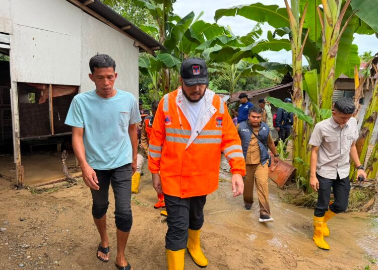 Wali Kota (Wako) Padang, Fadly Amran, meninjau proses penanganan banjir di kawasan Gunung Sariak dan Lapau Munggu, Selasa (4/8/2026).