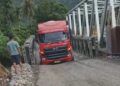 Jembatan Darurat di Jalan Padang-Pesisir Selatan Miring, Kendaraan Berat Terancam Tak Bisa Melintas