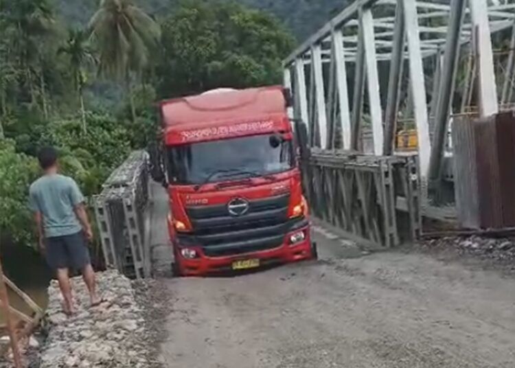 Jembatan Bailey (jembatan darurat) di Jalan Raya Padang-Pesisir Selatan, tepatnya di kawasan Simpang Empat Bungus, Kecamatan Bungus Teluk Kabung, Kota Padang, mengalami kemiringan pada Selasa (4/8/2026).