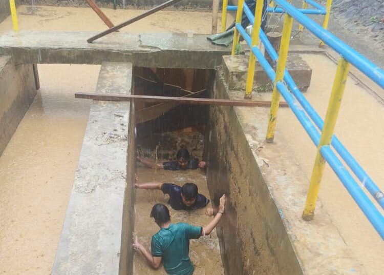 Luapan sungai membawa kayu, lumpur, dan sampah yang menyumbat intake Perumda Air Minum Kota Padang. Akibatnya, operasional pengolahan air bersih terhenti sementara sejak Senin (3/8/2026).