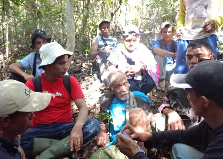 Akik (89), lansia yang dilaporkan hilang di kawasan hutan Jorong Bunga Harum, Nagari Kinari, Kabupaten Solok, akhirnya ditemukan selamat setelah tiga hari pencarian