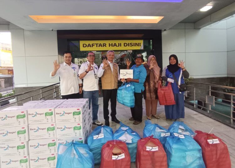 Bank Nagari melalui Tim Reaksi Cepat Bank Nagari Tanggap Bencana (TRC BNTB) menyalurkan bantuan kemanusiaan kepada masyarakat terdampak bencana di Kota Padang pada Selasa (4/8/2026). Foto: Bank Nagari