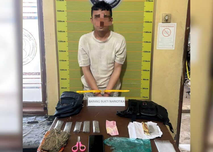 Polisi menangkap pengedar ganja berinisial MI (25) di sebuah rumah di Jorong Koto, Nagari Koto Baru, Kecamatan X Koto, Kabupaten Tanah Datar, pada Selasa (4/8/2026) sekitar pukul 13.10 WIB. Foto: Polres Padang Panjang