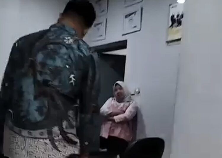 Nasabah dan pegawai terlibat cekcok di salah satu bank di kawasan Talang Bungo, Nagari Tanjung Pondok, Kecamatan Basa Ampek Balai Tapan, Kabupaten Pesisir Selatan, Sumatera Barat, pada Selasa (4/8) pagi. Foto: Tangkapan layar media sosial.