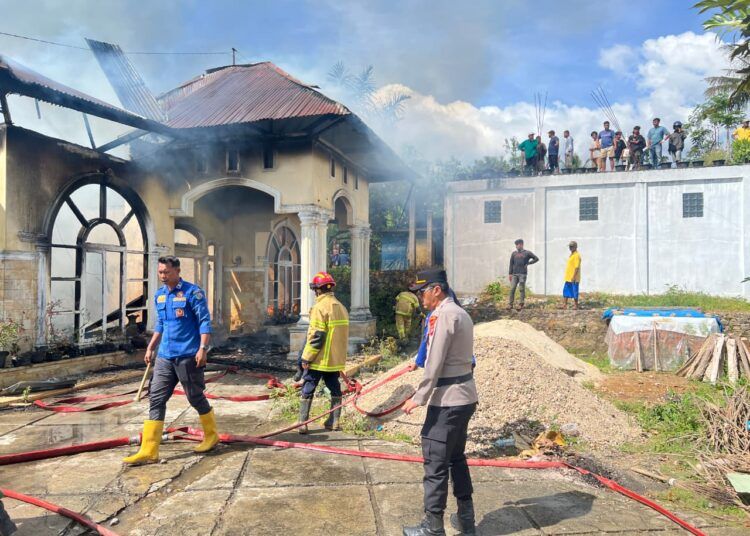 Sebuah rumah permanen milik petani bernama Jaka Frananda (31) di Jorong Indo Baleh Timur, Nagari Mungo, Kecamatan Luak, Kabupaten Lima Puluh Kota, Sumatera Barat, hangus terbakar pada Rabu (5/8/2026) sekitar pukul 09.30 WIB. Foto: Polsek Luhak