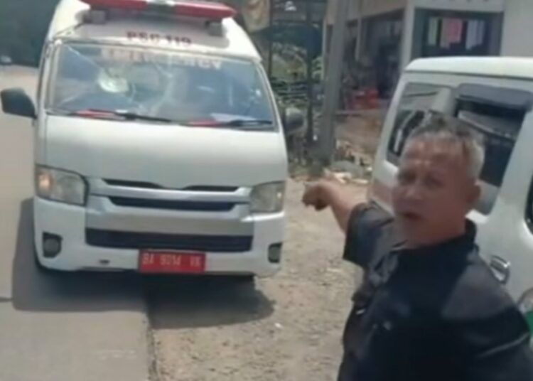 Sebuah mobil ambulans yang membawa pasien dari Pulau Punjung, Kabupaten Dharmasraya, menuju RS Achmad Mochtar Bukittinggi dilempari batu oleh orang tak dikenal saat melintas di Jalan By Pass, Ganting, Kecamatan Padang Panjang Timur, Selasa (4/8/2026) sekitar pukul 13.00 WIB.