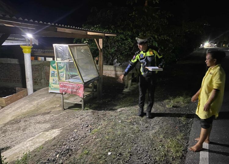 Polisi memeriksa lokasi kecelakaan maut yang menewaskan seorang pejalan kaki di Jalan Siti Manggopoh, Padang Pariaman, Selasa (4/8/2026) malam.