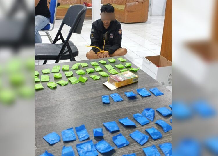 Polisi menangkap seorang pria di pinggir Jalan Haji Miskin Palolok, Kelurahan Campago Ipuah, Kecamatan Mandiangin Koto Selayan, Bukittinggi, Sumatera Barat (Sumbar), pada Rabu (5/8/2026) pukul 14.30 WIB karena diduga mengedarkan sabu-sabu.