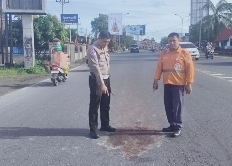 Polisi melakukan olah tempat kejadian perkara (TKP) kecelakaan sepeda motor yang menabrak palang perlintasan kereta api di Jalan Prof. Dr. Hamka, Kecamatan Koto Tangah, Kota Padang, Sumatera Barat, Kamis (6/8/2026) sekitar pukul 05.33 WIB. Foto: Polresta Padang