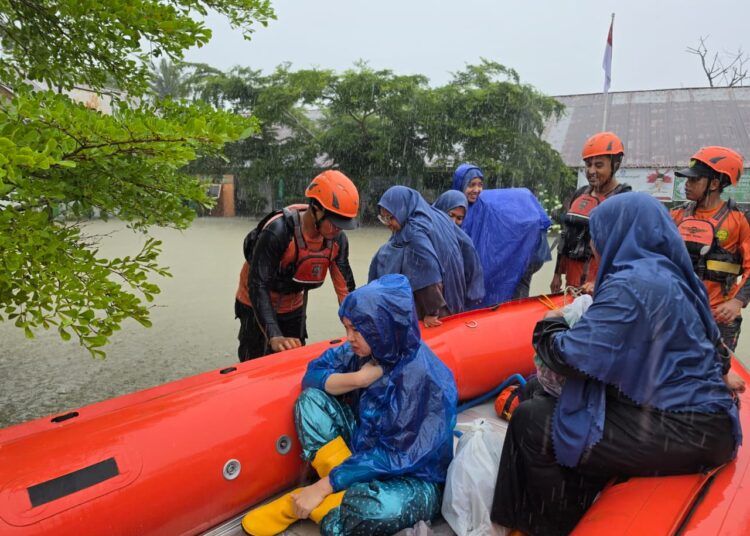 Tim SAR mengevakuasi warga yang terjebak banjir di Padang pada Senin (3/8/2026) sore. Foto: Basarnas Padang