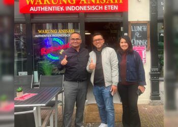 Irman Syah (mengenakan baju hitam), perantau asal Pasaman, Sumatera Barat, yang sukses membangun rumah makan Padang bernama Warung Anisah di Belanda.