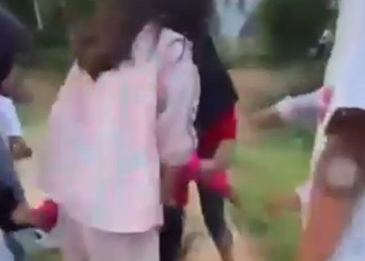 Dugaan perundungan terhadap seorang anak perempuan terjadi di lapangan bola Jorong Sungai Sariak, Nagari Muaro Takung, Kecamatan Kamang Baru, Kabupaten Sijunjung, Sumatera Barat, pada Minggu (2/8/2026) sekitar pukul 18.00 WIB. Foto: Tangkap layar media sosial