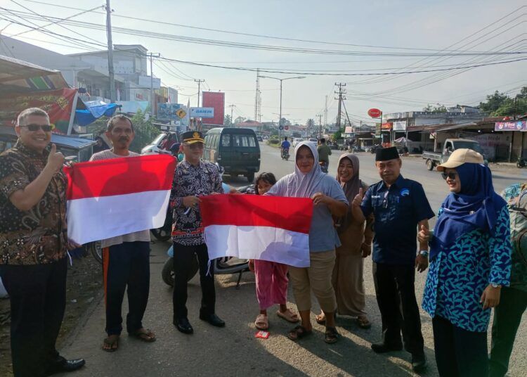 Pemerintah Kabupaten (Pemkab) Dharmasraya membagikan 500 Bendera Merah Putih kepada warga di Jalan Lintas Sumatera Kilometer 1 Pulau Punjung, Kamis (6/8/2026).