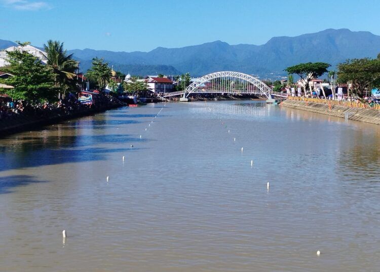 Warga memadati kawasan Sungai Batang Harau di Seberang Palinggam, Kecamatan Padang Selatan, Kota Padang, Sumatera Barat, pada Jumat (7/8/2026) sore untuk menyaksikan tradisi Selaju Sampan yang menjadi bagian dari rangkaian peringatan Hari Jadi Kota (HJK) Padang ke-357.