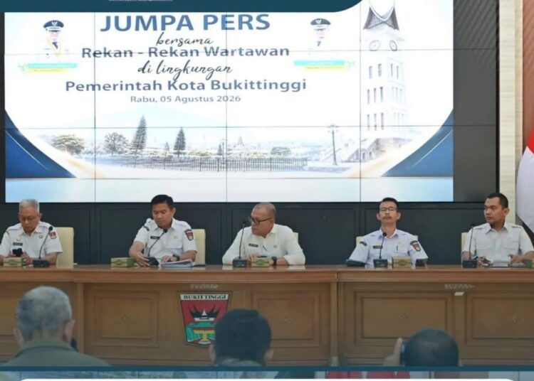 Sekretaris Daerah Kota Bukittinggi, Rismal Hadi, memaparkan program penataan kota dan pengamanan aset daerah dalam jumpa pers bersama wartawan di Aula Balai Kota Bukittinggi, Rabu (5/8/2026).