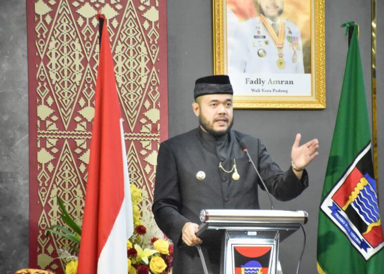 Wali Kota Padang Fadly Amran menyampaikan pidato dalam Rapat Paripurna Istimewa Hari Jadi Kota (HJK) Padang ke-357 di Gedung DPRD Kota Padang, Jumat (7/8/2026).