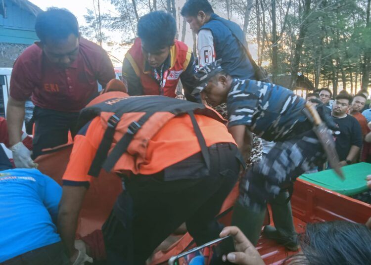 Tim gabungan BPBD Kota Pariaman, Pos TNI AL Pariaman, dan Satpolairud Polres Pariaman saat melakukan pencarian korban hanyut di Pantai Manggung, Jumat (7/8/2026).