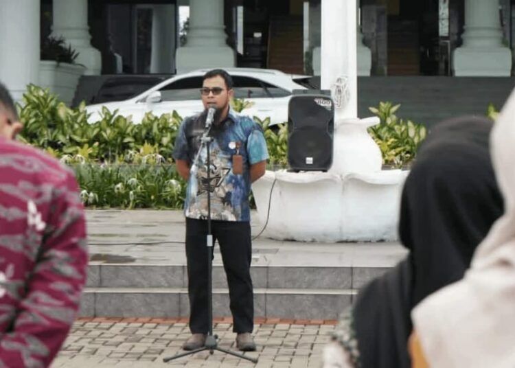 Kepala Bagian Umum dan Keuangan Sekretariat DPRD Provinsi Sumatera Barat, Udlil Iman Zul, memimpin apel pagi rutin di halaman Kantor DPRD Sumbar, Kamis (6/8/2026).