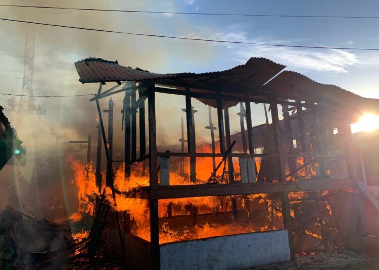 Dua unit rumah di Jalan Dr. Moh. Hatta Dalam, Kelurahan Pasar Ambacang, Kecamatan Kuranji, Kota Padang, hangus terbakar pada Sabtu (8/8/2026) pagi.