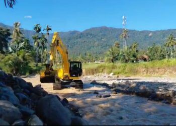 Pascabanjir 3 Agustus, Alat Berat Dikerahkan Perbaiki Tanggul dan Bersihkan Material di Padang