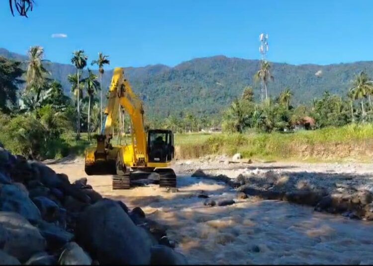 Alat berat dikerahkan Dinas PUPR Kota Padang untuk memperbaiki tanggul yang jebol dan membersihkan material sisa banjir di kawasan Lapau Munggu, Kecamatan Kuranji, Sabtu (8/8/2026).