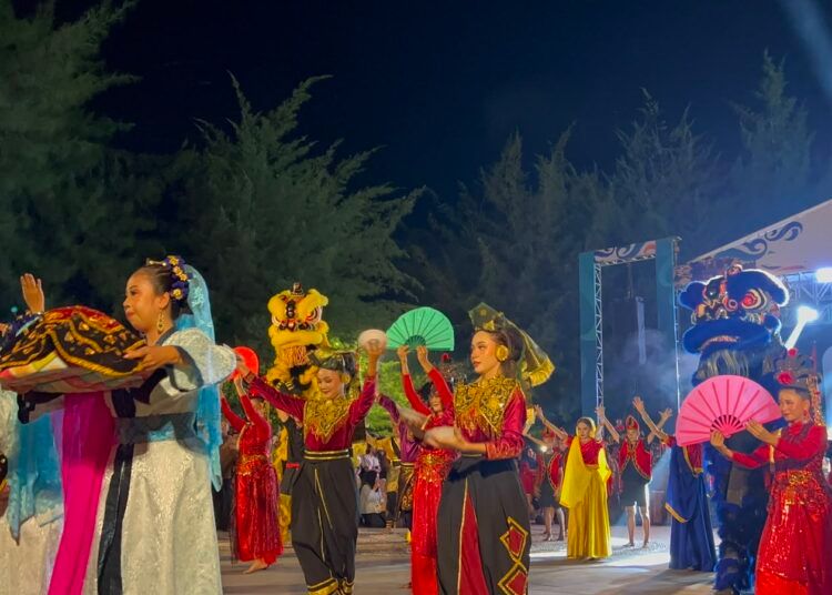 Padang Harmony Festival 2026 menghadirkan beragam pertunjukan seni dan budaya dari sejumlah komunitas di Kota Padang, Minggu (8/8/2026).