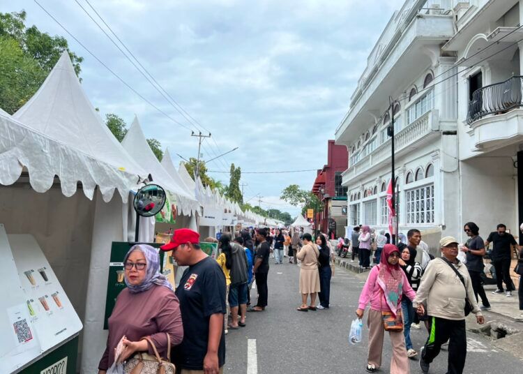 Sejumlah warga berburu kuliner di Padang Gastronomy Market 2026, Minggu (9/8/2026). Foto: Ilvan/Sumbarkita