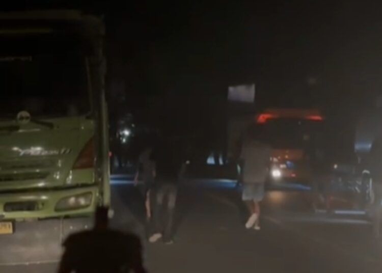 Truk tangki air menabrak truk peti kemas di Jalan Lintas Solok-Padang, tepatnya di kawasan Panorama Satu Sitinjau Lauik, Senin (10/8/2026) sekitar pukul 04.25 WIB. Foto: Tangkapan layar media sosial