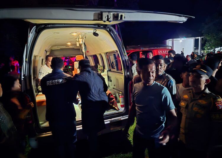 Polisi mengevakuasi seorang laki-laki berusia sekitar 70 tahun yang ditemukan meninggal dunia di dalam rumahnya di Banjar Durian Gadang, Jorong Ujung Pandang, Nagari Bandua Balai, Kecamatan Kinali, Kabupaten Pasaman Barat, Sumatera Barat, pada Minggu (9/8/2026) sekitar pukul 20.00 WIB. Foto: Polres Pasaman Barat