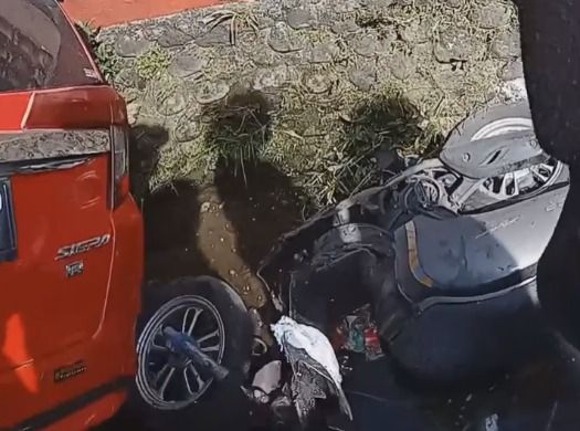 Mobil dan motor masuk selokan di Jalan Lintas Padang-Bukittinggi, tepatnya di kawasan Kayu Tanam, Kabupaten Padang Pariaman, pada Senin (10/8/2026). Foto: Tangkapan layar media sosial