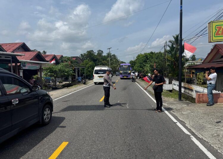 Polisi melakukan olah tempat kejadian perkara (TKP) kecelakaan beruntun yang melibatkan dua mobil dan satu sepeda motor di Jalan Lintas Padang–Bukittinggi, tepatnya di dekat Ziamart Pasa Juha, Korong Pasa Surau, Nagari Guguak, Kecamatan 2x11 Kayu Tanam, Kabupaten Padang Pariaman, Senin (10/8/2026). Foto: Polres Padang Pariaman