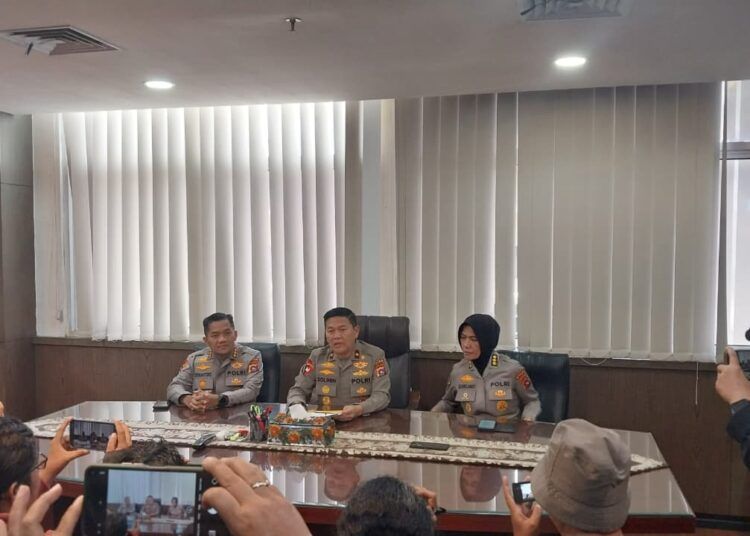 Wakapolda Sumbar Brigjen Pol Solihin menyampaikan keterangan terkait penyelesaian perselisihan jalan raya yang melibatkan Kombes Pol Teddy Fanani dan pengemudi Bill Irzano di Mapolda Sumbar, Senin (10/8/2026).