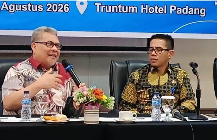 Ketua DPRD Sumatera Barat Muhidi menyampaikan pentingnya peran aktif masyarakat dalam meningkatkan kewaspadaan dini saat kegiatan Peningkatan Kapasitas Kewaspadaan Dini Masyarakat di Hotel Truntum Padang, Kamis (6/8/2026).